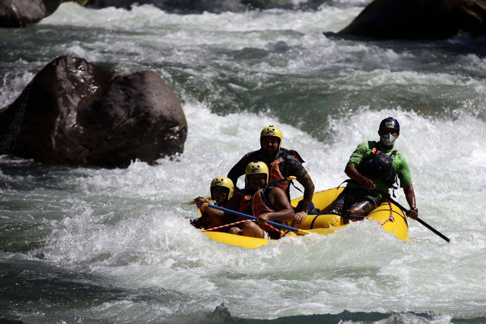 $!Los deportes extremos en el Río Cangrejal forman parte de las actividades que los hondureños escogen realizar durante la Semana Santa.