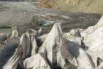 Lonas usadas en el glaciar del Ródano. El deshielo revela contaminación, volviendo negro al glaciar, atrayendo calor