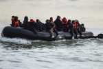 El bote de un contrabandista zarpó de Francia llevando inmigrantes por el Canal de la Mancha a Gran Bretaña.