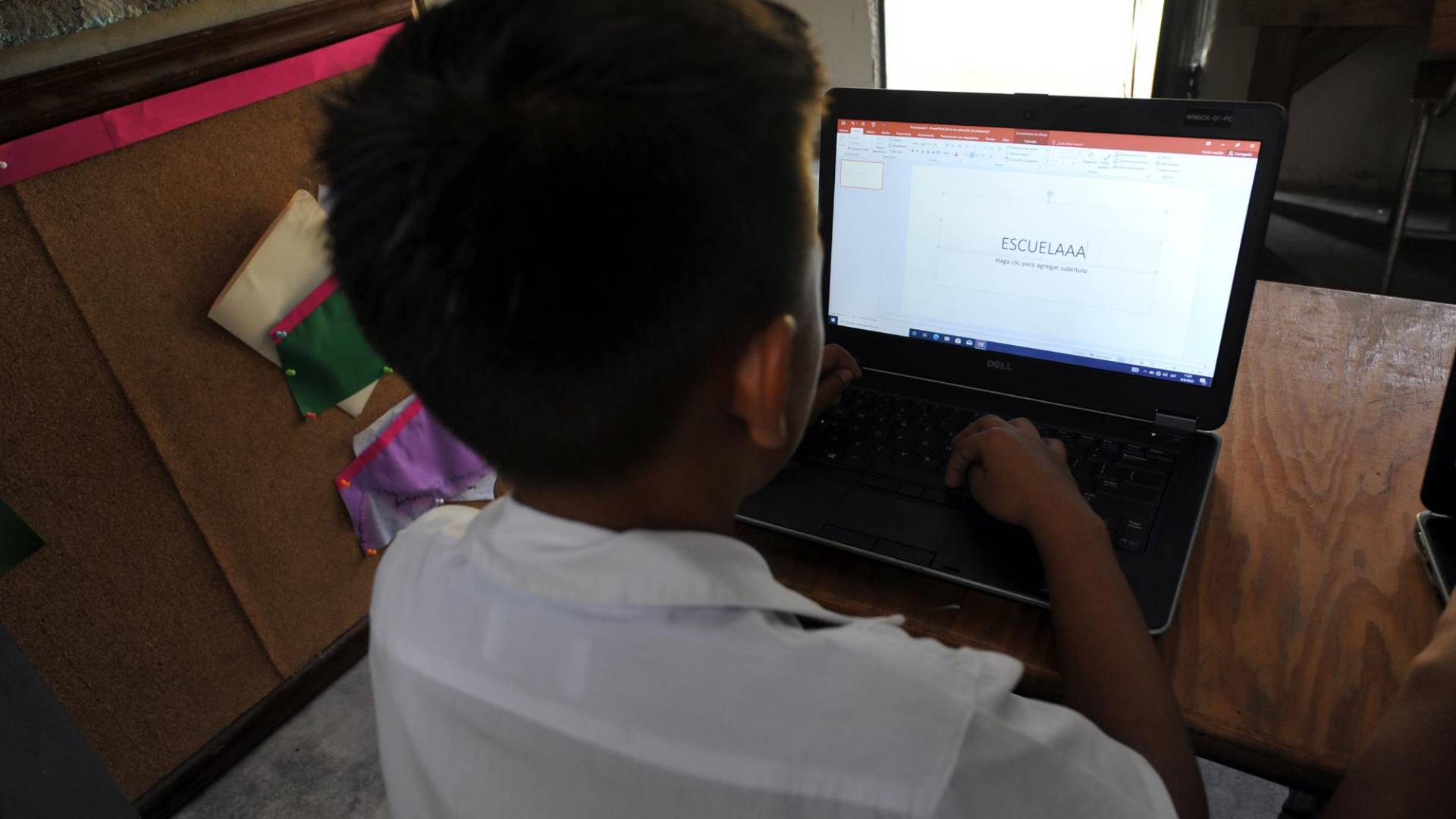 $!Los estudiantes se ven orillados a aprender programas que traen las computadoras debido a la falta de internet.