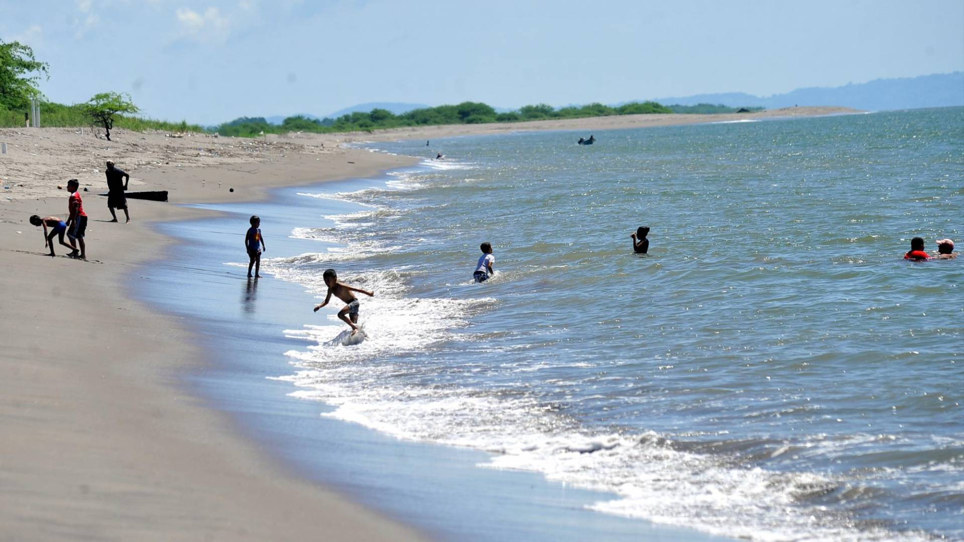 $!Cedeño, durante muchos años se ha convertido en las playas predilectas para miles de hondureños en su mayoría capitalinos que salen de la ciudad en busca de sol y arena para relajarse