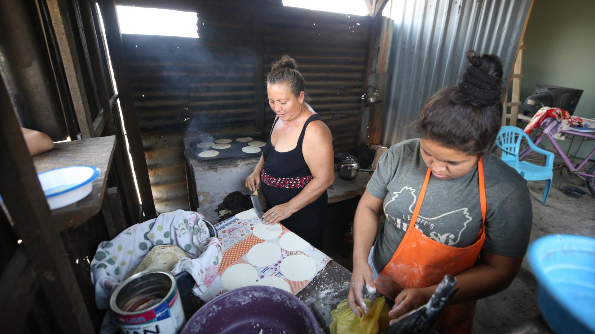 $!Mirtha muele tortillas a diario bajo el sofocante calor de la zona sur para costear los medicamentos de Alicia.