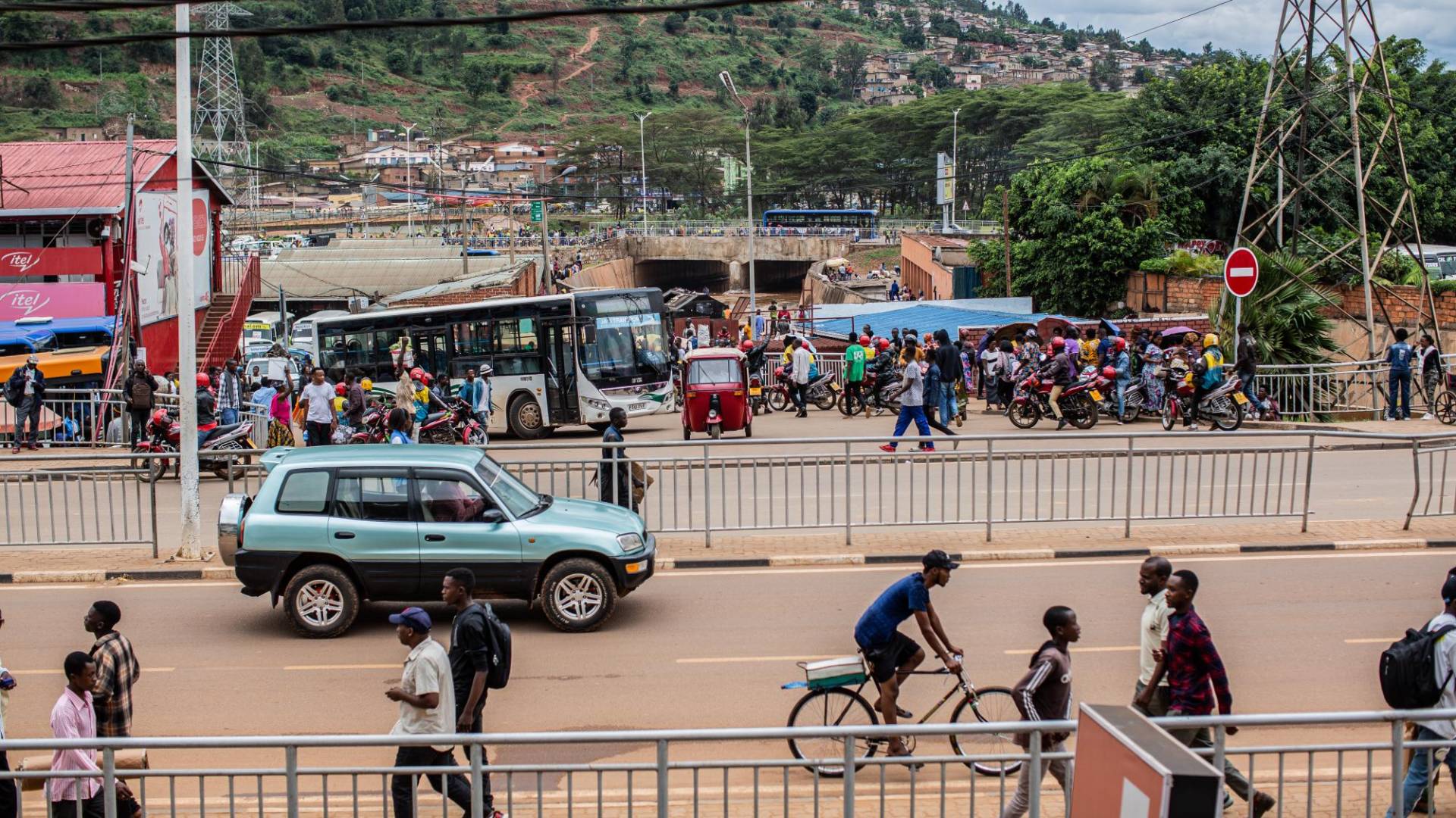 $!En abril, el Gobierno de Gran Bretaña allanó el camino para que inmigrantes sean enviados a Ruanda. Una calle en Kigali.
