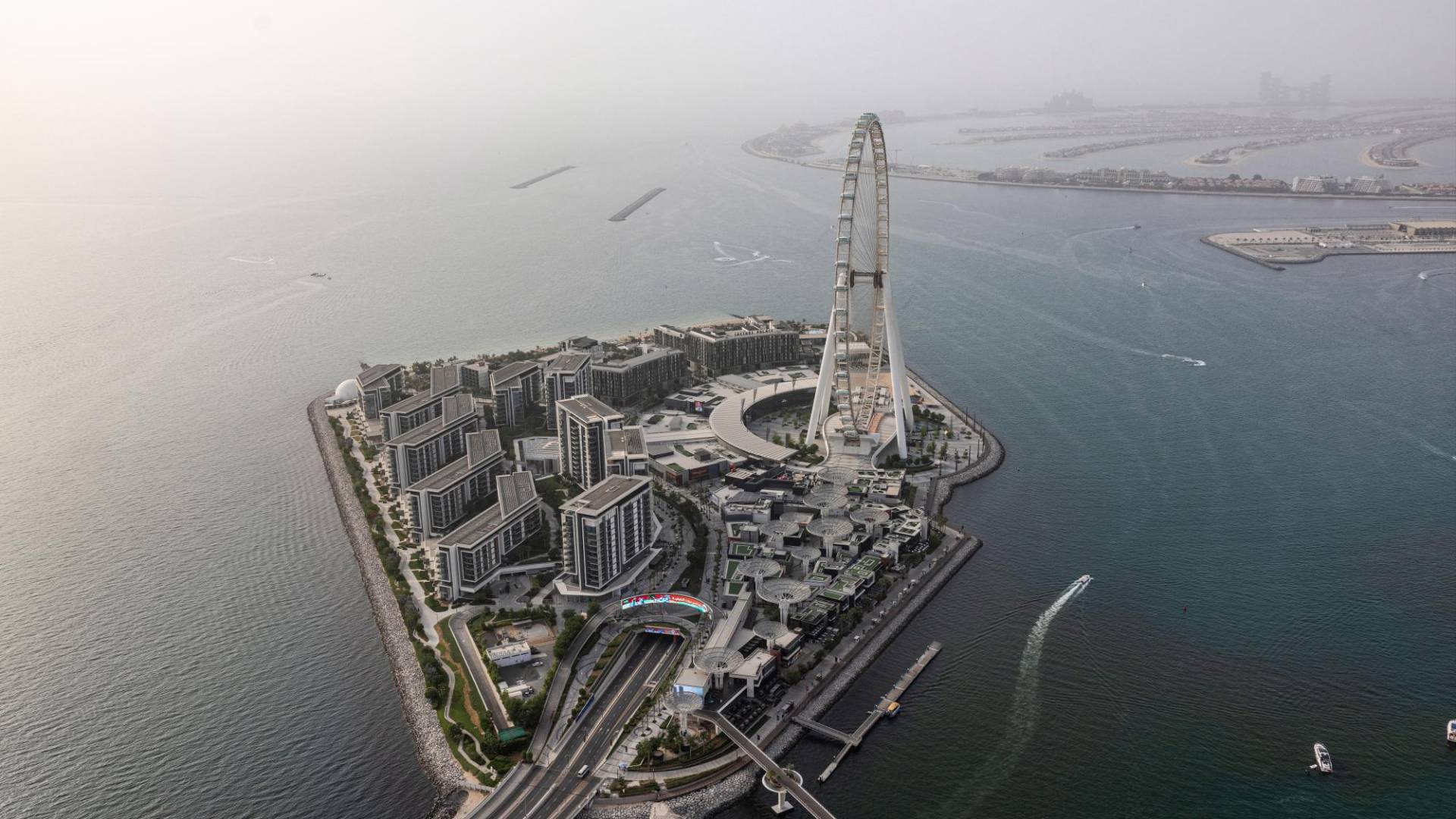 $!La recuperación de tierras para construir las islas artificiales de Dubái ha sido vinculado a temperaturas costeras más altas.