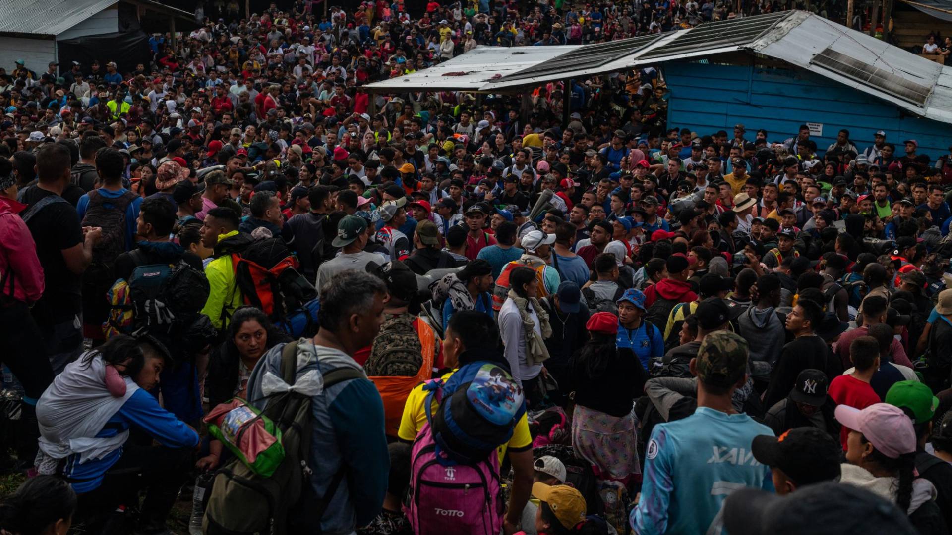 $!Más de 2 mil personas se reúnen cada mañana en el campamento de Las Tecas en Colombia, donde inician una caminata por la selva con la esperanza de llegar a EU.