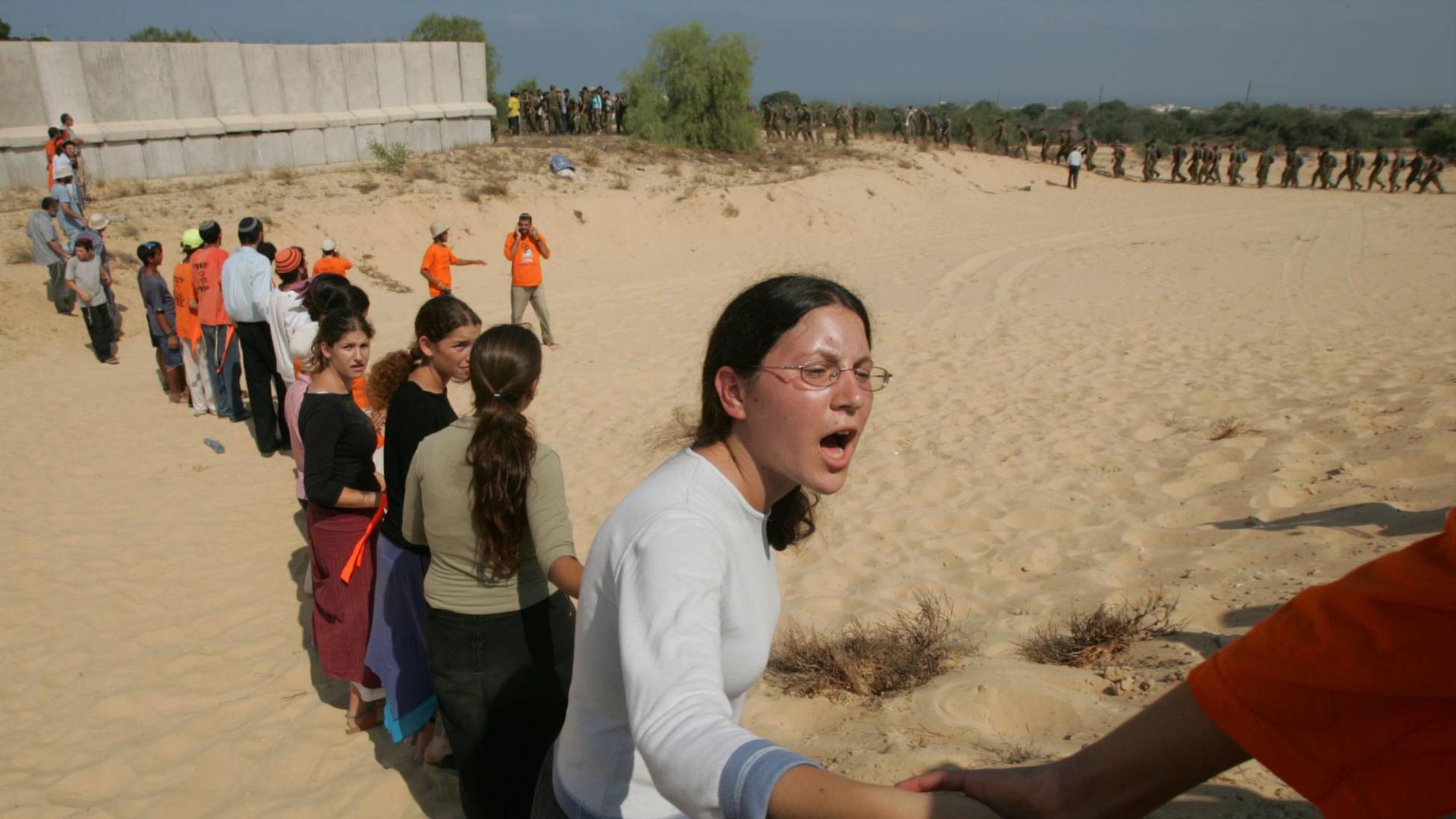 $!Colonos intentaron impedir que soldados israelíes los desalojaran en la retirada de Israel de la Franja de Gaza en el 2005.