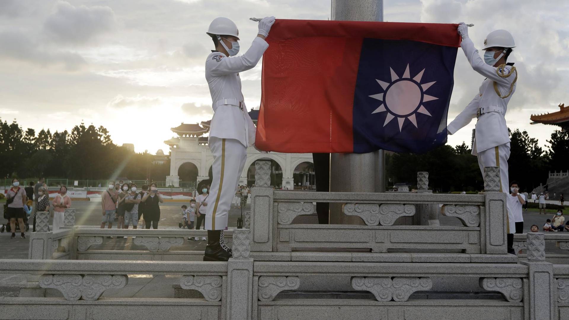 $!Los globos chinos no parecen representar una amenaza inmediata para Taiwán. Doblando una bandera en Taipei.