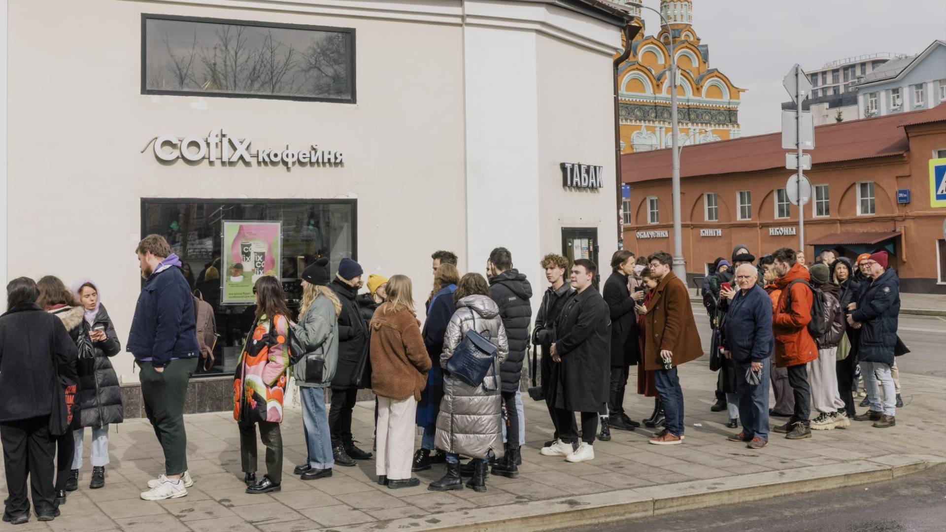 $!Algunos electores rusos en fila afuera de una casilla electoral en Moscú en protesta contra el Presidente Vladimir V. Putin, pero encuestas arrojan que su apoyo crece.