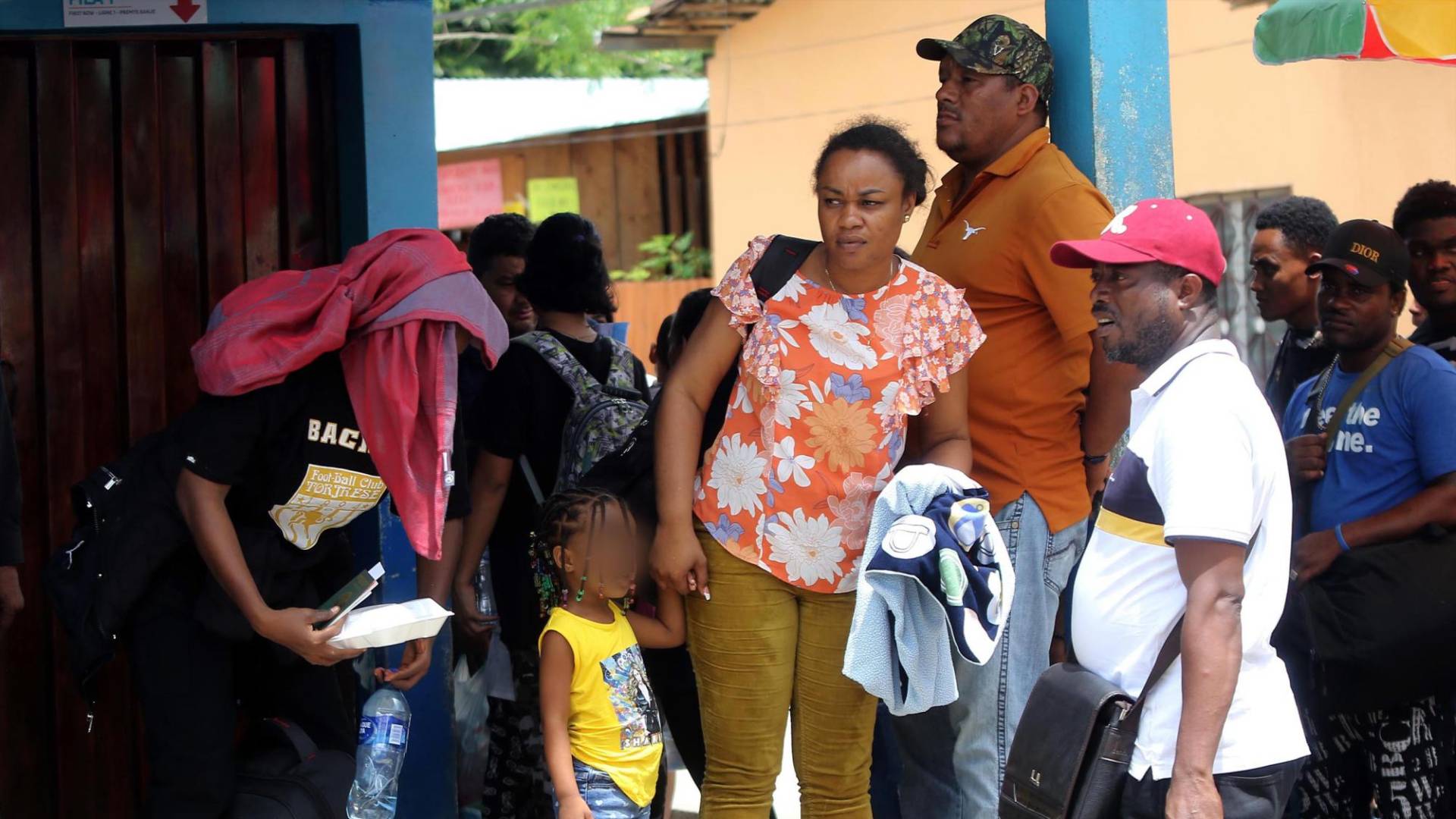 $!Los niños migrantes que pasan por Honduras, provienen de diversas partes del mundo, esta familia comentó en su poco español que venían desde Haití.
