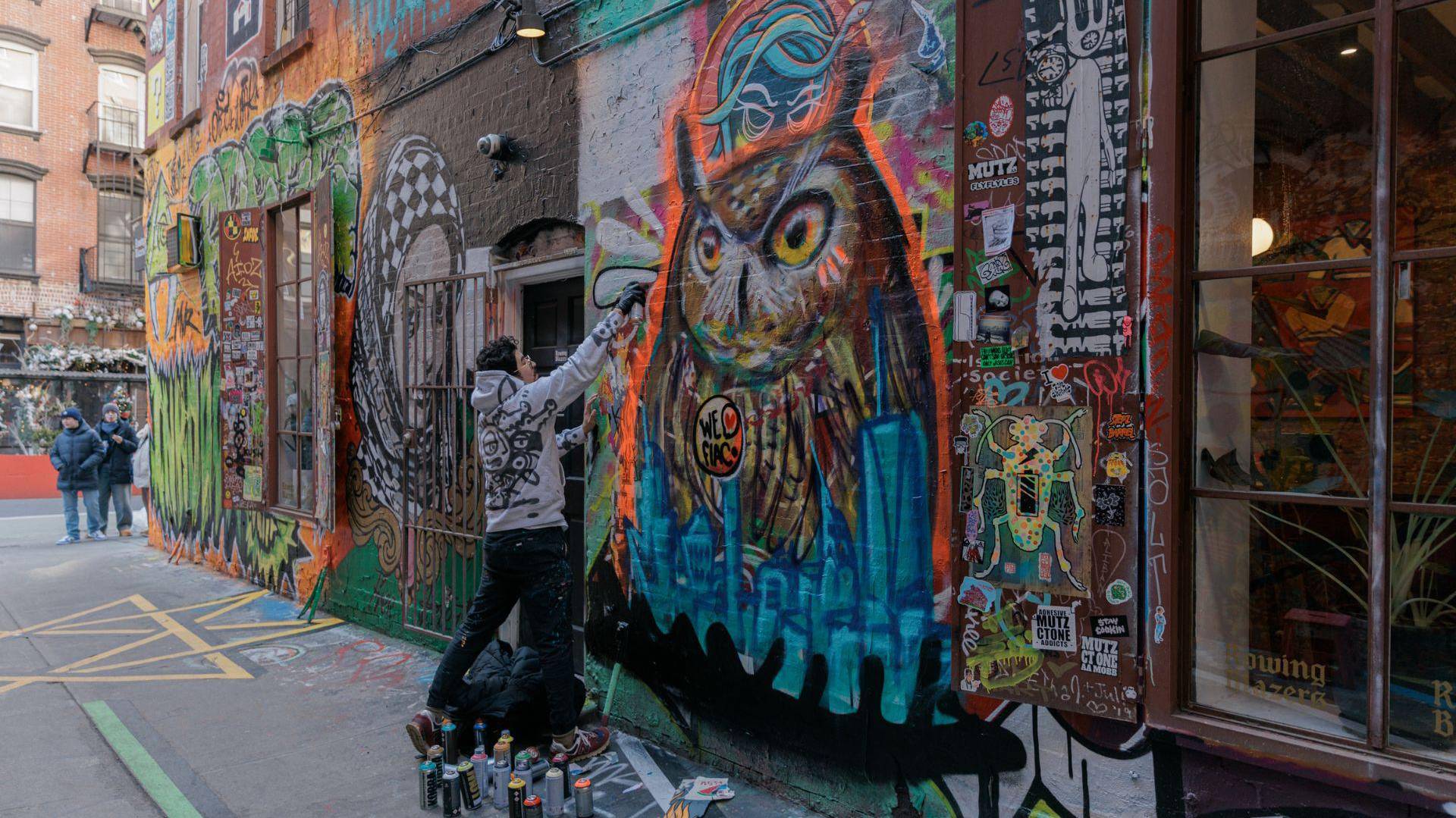 $!El artista Calicho Arévalo pinta con spray un nuevo mural en honor al búho Flaco en Nueva York.