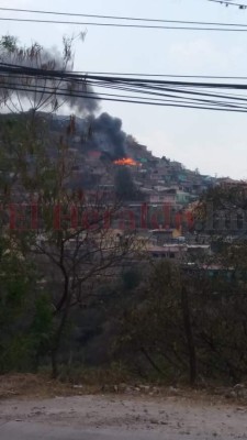 FOTOS: El dolor de las familias que lo perdieron todo en el voraz incendio en la colonia Dora de Asfura en la capital