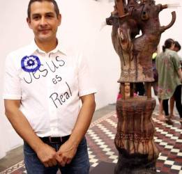 Darío Rivera a la obra con la que ganó la XVII Bienal de Escultura y Cerámica del IHCI. Jimmy Argueta / El Heraldo.