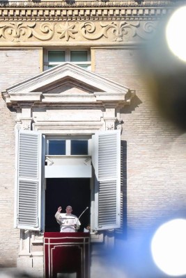FOTOS: Bastante molesto, el Papa logra zafarse de mujer golpeándole el antebrazo
