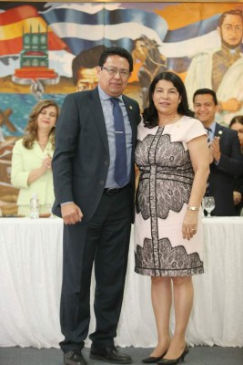 Hermes Díaz entregó el reconocimiento a Rosario Buezo por sus 25 años de servicio ininterrumpido.