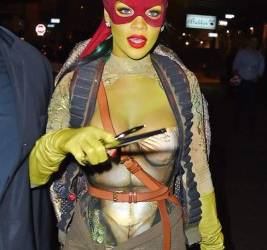 Rihanna como Raphael de Las Tortugas Ninja.
