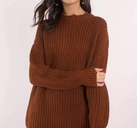 El largo de un suéter completo puede combinarse muy bien con accesorios relevantes de gran tamaño como los aretes.