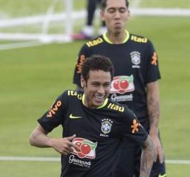 Brazil's footballer Neymar takes part in a training session on the eve of their FIFA World Cup South American qualifier football match against Uruguay, at the Centenario Stadium in Montevideo, on March 22, 2017. / AFP PHOTO / MIGUEL ROJO