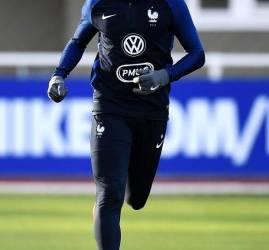 France's forward Kylian Mbappe runs during a training session in Clairefontaine, near Paris, on March 21, 2017, as part of the team's preparation for the upcoming World Cup 2018 qualifiers. / AFP PHOTO / FRANCK FIFE