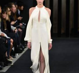 Este vestido blanco de seda muestra a una mujer Ralph Lauren aventurera y glamurosa.