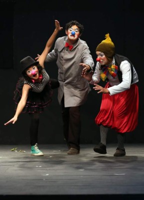 Los integrantes de TeguzClown, un colectivo de teatro, circo y performance, durante una de sus actuaciones en el escenario.