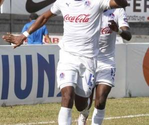 Carlo Costly dijo que solo piensa en la camisa blanca.