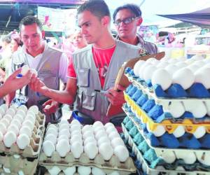 Los consumidores y vendedores en los mercados capitalinos confirmaron el aumento de 10 lempiras al cartón de huevos. La Dirección de Protección al Consumidor inició operativos.