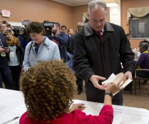 El candidato demócrata a la vicepresidencia Tim Kaine, previo a ejercer su voto (Foto: AP)