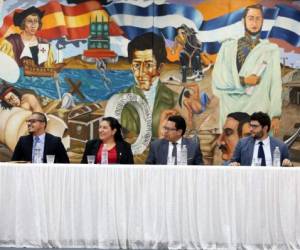 En la mesa: César Rivera, de EL HERALDO; Jenny Zelaya y Hermes Díaz, de la UPNFM; y Rolando Kattán, poeta y conferencista. Foto: Jimmy Argueta / El Heraldo.