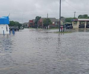 Una hondureña afectada en Houston por las inundaciones nos muestra el nivel de las aguas en su localidad. (Foto: El Heraldo Honduras/ Noticias de Honduras)