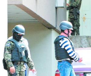 El hondureño Héctor Emilio Fernandez Rosa, alias “Don H”, abandona la sede de la CSJ custodiado por policías, con chaleco antibalas y casco.