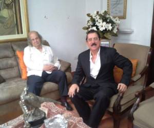 John Biehl en la casa del expresidente Manuel Zelaya.