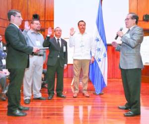 El pastor Jorge Machado, de la Confraternidad Evangélica (en medio), y Adolfo Pineda, de Casa Alianza (camisa cuadriculada), al ser juramentados.