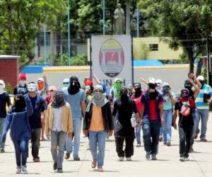 Grupo de supuestos estudiantes de la UNAH que mantiene tomadas las instalaciones de la Ciudad Universitaria en Tegucigalpa.