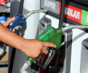 Este lunes el galón de gasolina súper costará L 84.15 y el de regular L 77.30.