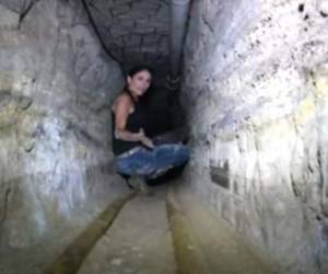 Paola Rojas recorriendo el túnel.