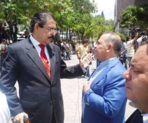El expresidente Manuel Zelaya junto al periodista David Romero durante el receso. (Fotos: Marvin Salgado)