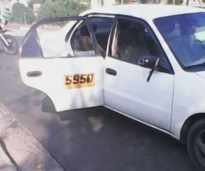Hasta el momento, las autoridades no han identificado de quién es el taxi con número de registro 5950 abandonado en una de las calles de la colonia Miramontes.