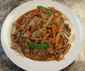 Un delicioso platillo de chop suey casero.