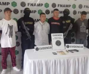 Autoridades de la FNAMP mientras presentan a los cinco detenidos. FOTO: Cortesía: FNAMP.