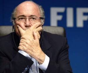 Joseph Blatter debe renunciar, dice Transparencia Internacional.