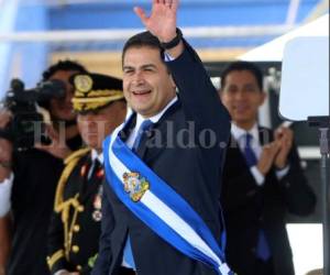 Juan Orlando Hernández saluda a los presentes en el Estadio Nacional de Tegucigalpa luego de obtener la banda presidencial por segundo período consecutivo. Foto: Marvin Salgado/EL HERALDO