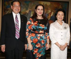 Charles Hsu, Ana García de Hernández e Ingrid Hsing.