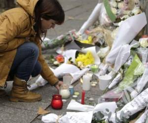 Parisinos honrando la memoria de las personas que perecieron en el atentado.