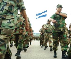 La estructura de mando de las Fuerzas Armadas se encuentra nutrida de generales, coroneles y tenientes coroneles.