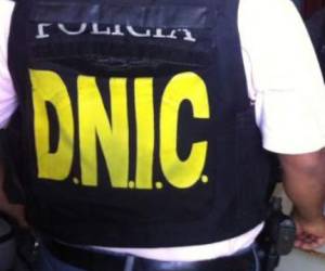 Un agente de la DNIC tiroteó su propio carro este martes.