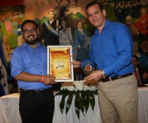 Josué Álvarez recibió su premio de manos de Eddy Montalván, jefe de Mercadeo de EL HERALDO. Foto: Jimmy Argueta / El Heraldo.