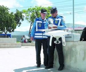 Los agentes viales llegan a un punto de la ciudad para elevar el drone y hacer tomas áreas de la zona para analizar el flujo vial. Foto: Alejandro Amador/EL HERALDO.