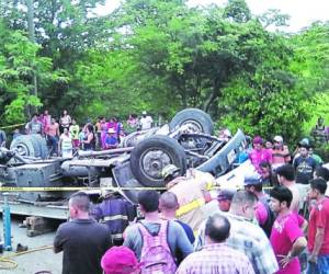 El conductor fue rescatado por los bomberos