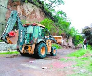 Se necesitó de maquinaria pesada para retirar enormes rocas en Altos de El Tablón. Foto: Alejandro Amador/EL HERALDO.