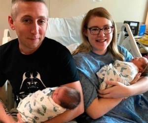 La pareja cargando a los bebés que nacieron el 4 de mayo, Día de Star Wars, para todos los fans de la saga.